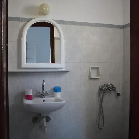 Hotel económico Alisahni Vári